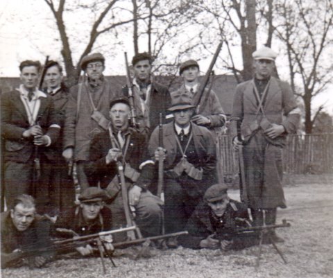 Bølling-gruppen viser sine våben. Stengun, Enfield-rifler og Bren-gun